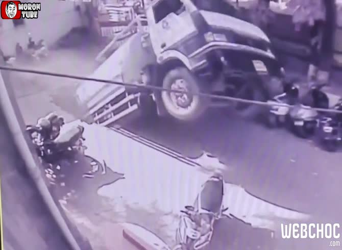 Video :The road swallows up a truck